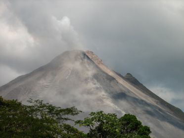 ... et les rochers en feu d&eacute;valent les pentes du volcan