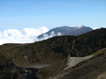 Vue sur le volcan Turrialba, toujours actif au loin, depuis l'Iraz&uacute;