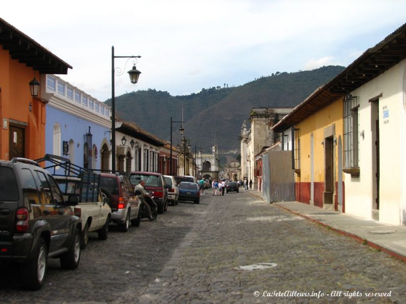 Antigua, une ville aux maisons basses colorées