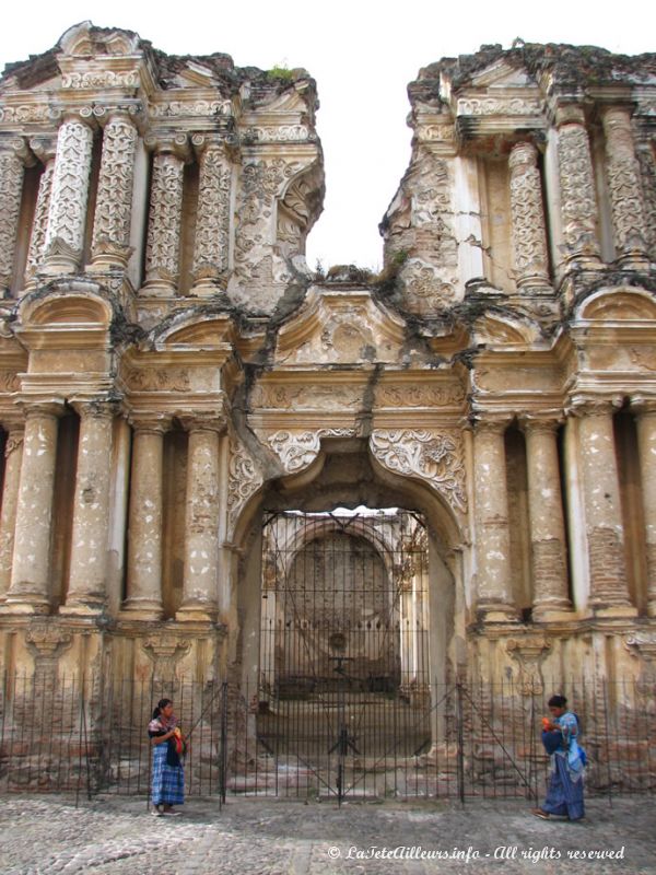 Comme pour la cathédrale, il ne reste plus à cette église que sa superbe façade !