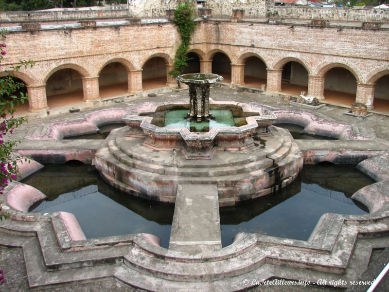 Belle fontaine au centre du cloître