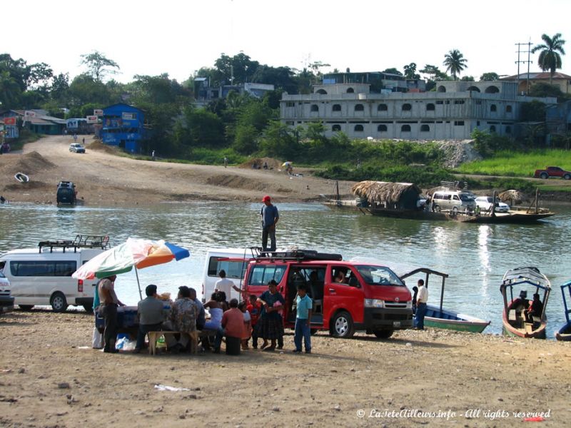 On doit prendre un petit bac pour traverser la rivière