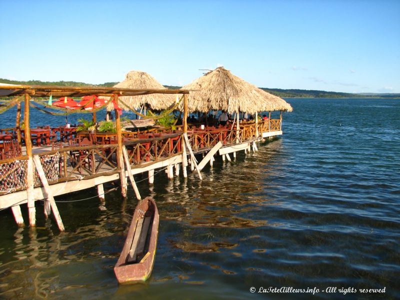 Un petit restaurant dominant le lac Petén Itza