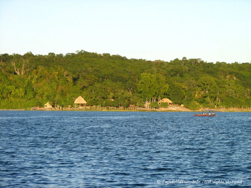Flores est installéee sur une île du lac Petén Itza