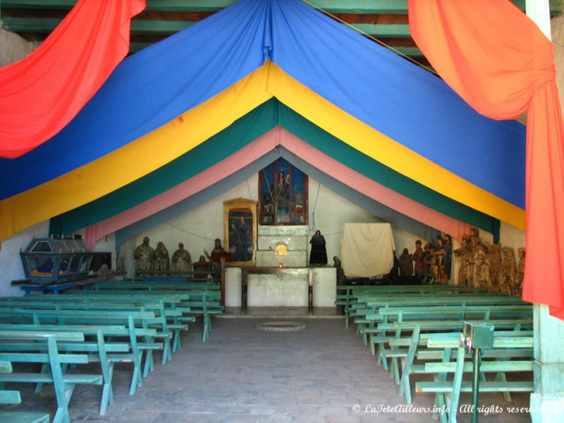 Des statues de saints en bois sont disposées le long des murs