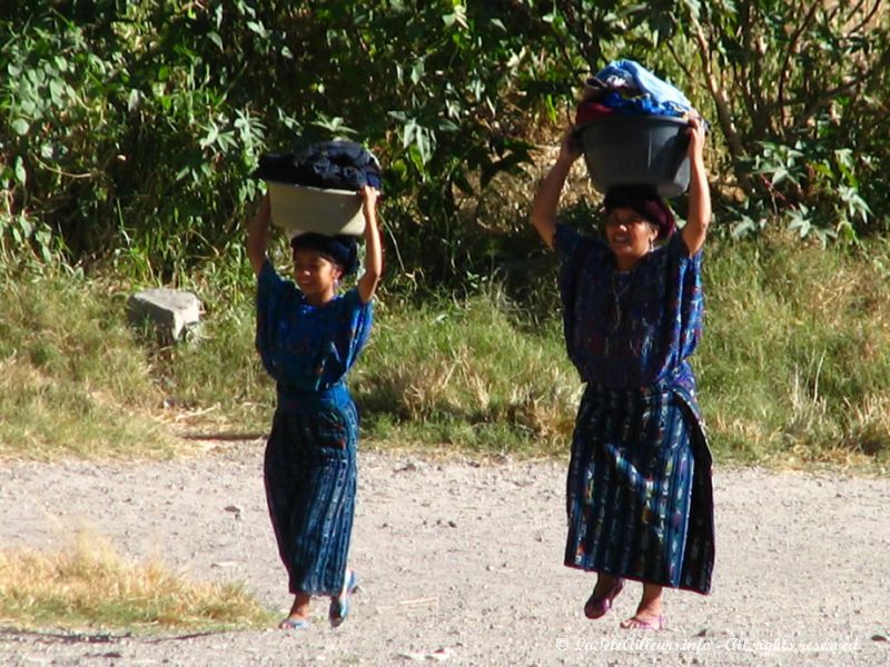 Les femmes reviennent du lavoir