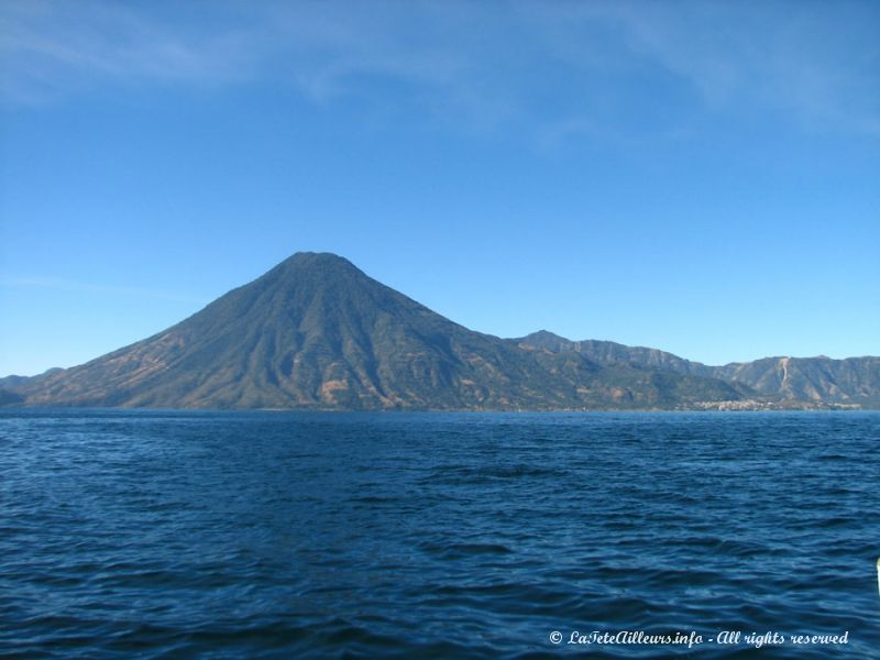 Le village de San Pedro s'étend aux pieds du volcan du même nom