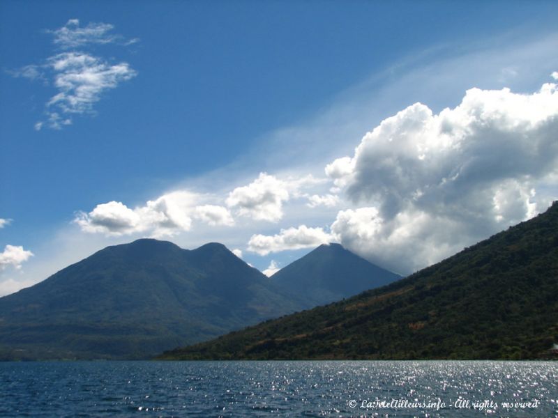 Les volcans entourant le lac Atitlán