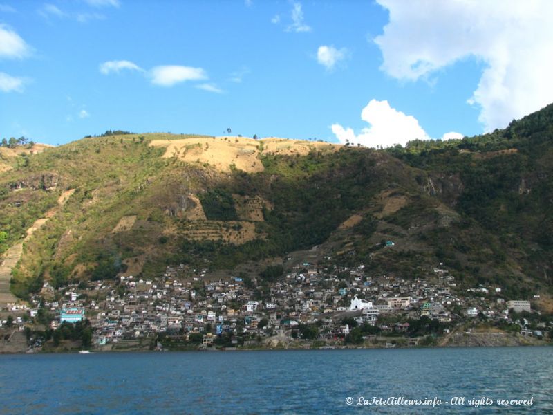 Le village est niché au fond d'une anse du lac...