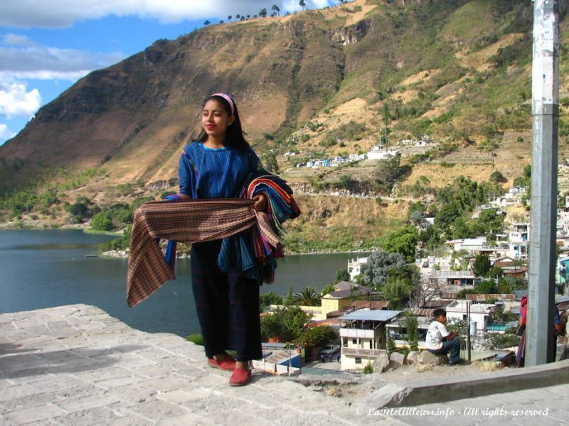 Une jeune femme nous propose ses textiles