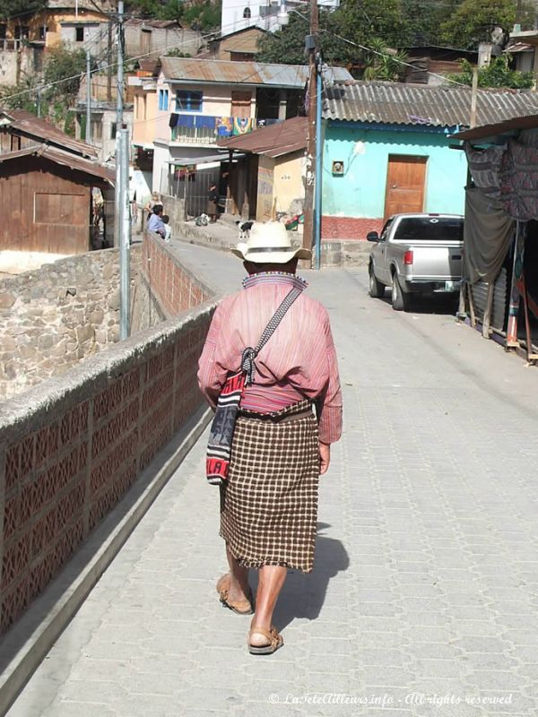 Les hommes portent également les costumes traditionnels du village