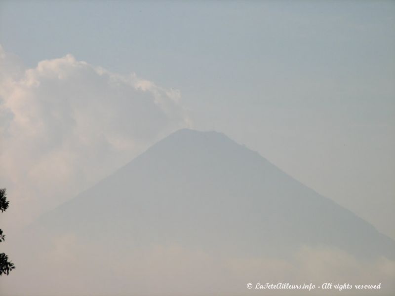 Un immense volcan se dessine au loin...