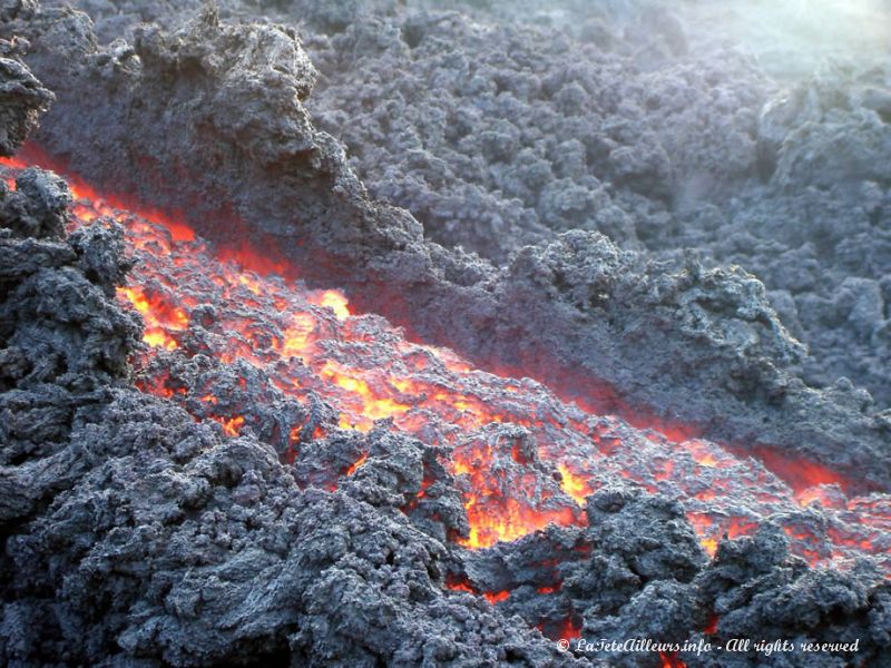 La lave s'écoule lentement mais sûrement