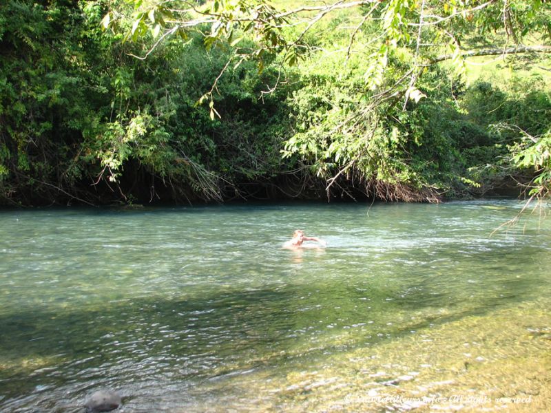 L'eau de la rivière est encore bien plus fraîche qu'à Semuc Champey !