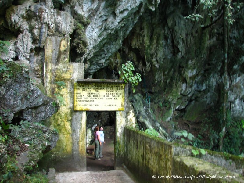 L'entrée des grottes de Lanquín