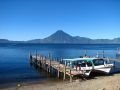 De majestueux volcans entourent le lac Atitlán