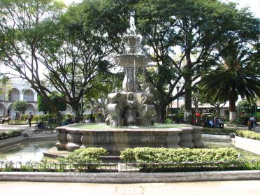 La fontaine représente des sirènes, le symbole de la ville