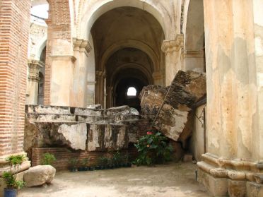 L'int&eacute;rieur de la cath&eacute;drale est compl&egrave;tement en ruines...