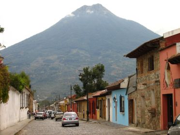 Trois volcans majestueux entourent la ville