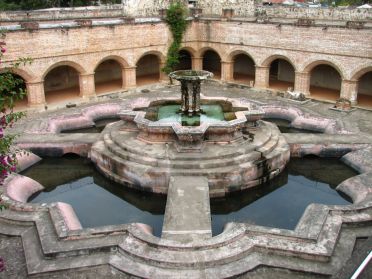 Belle fontaine au centre du clo&icirc;tre