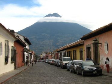 Les volcans se dessinent au détour des ruelles