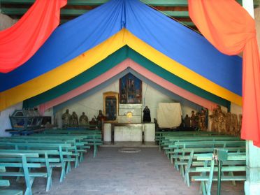 Des statues de saints en bois sont dispos&eacute;es le long des murs