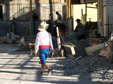 Les hommes aussi portent tous les v&ecirc;tements traditionnels du village