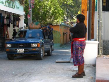Les pantalons sont rouges ou bleus, maintenus par une ceinture nou&eacute;e &agrave; la taille