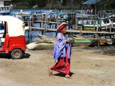 Les v&ecirc;tements sont vraiment &eacute;clatants de couleurs...