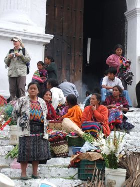 Le parvis de l'&eacute;glise, un lieu charg&eacute; de sens
