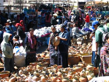 Les textiles et poteries sont vendus en vrac