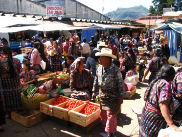 Hommes comme femmes portent les v&ecirc;tements traditionnels