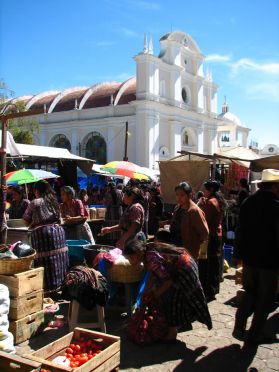 On vend surtout de la nourriture sur ce march&eacute;