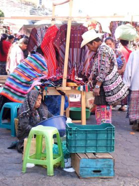 Le march&eacute; de Solol&aacute;, un vrai spectacle...