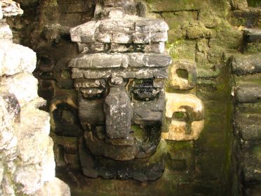 Un superbe masque du dieu Chac, le dieu de la Pluie
