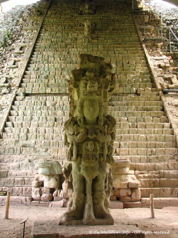 Le sublime Escalier aux Hiéroglyphes et ses 2500 glyphes non encore déchiffrés