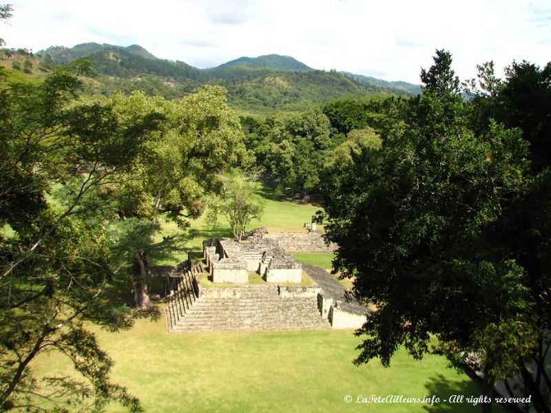 La Grande Place de Copán et la jungle environnante