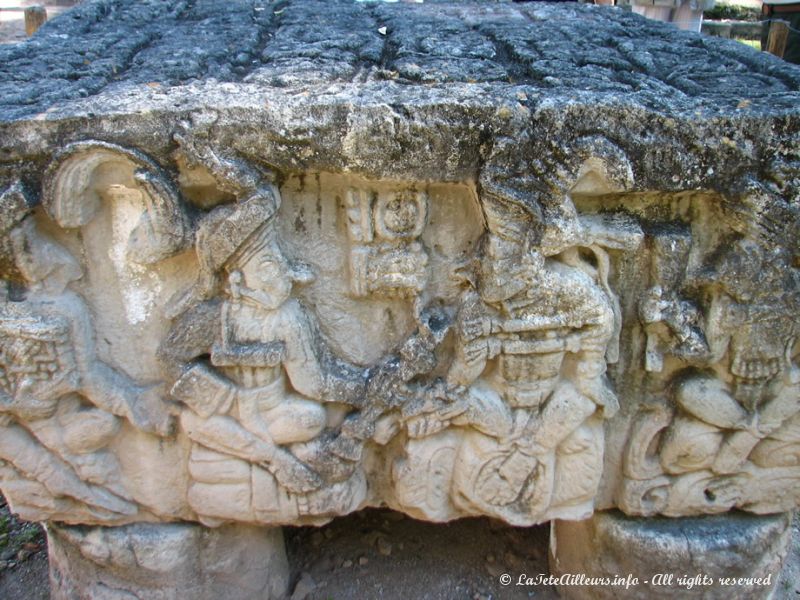 Pièce la plus importante du site, L'Altar Q représente l'histoire des seize dynasties de Copán