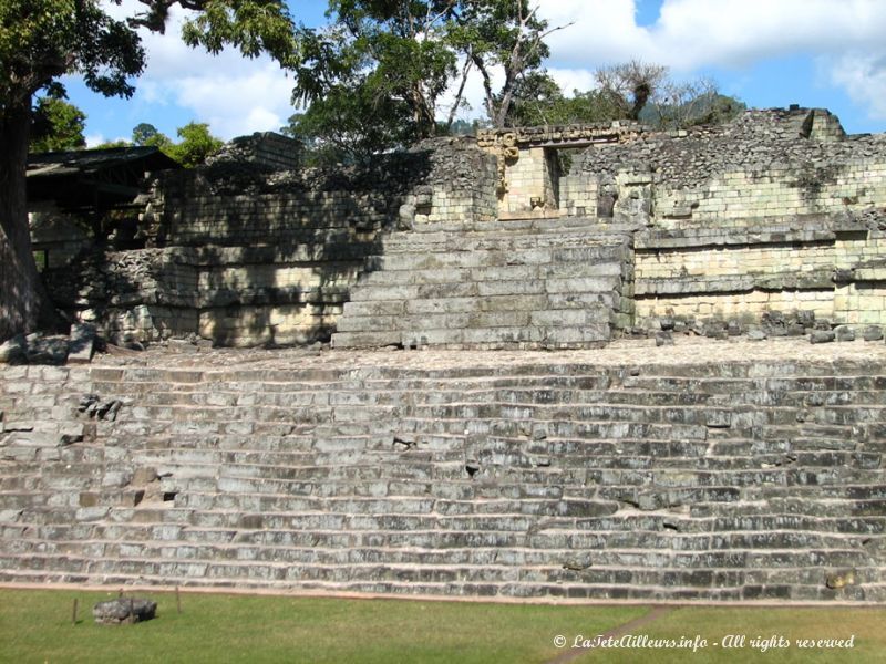 Le temple 22, considéré comme la "Montagne sacrée", renferme de nombreuses salles qui symbolisent le cosmos maya
