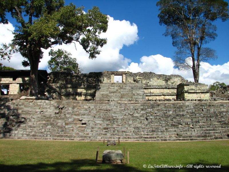 Au fond de la place des Jaguars, le temple 22 depuis lequel le roi faisait de nombreux rituels et sacrifices