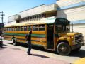 Les fameux ''chicken bus'', de vieux bus scolaires américains dans lesquels sont entassés hommes, femmes, enfants et... poules !