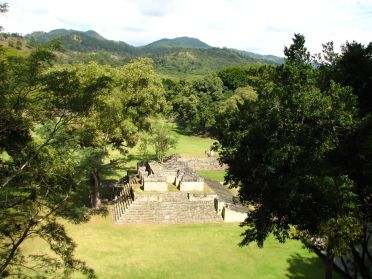 La Grande Place de Cop&aacute;n et la jungle environnante