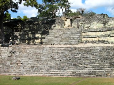 Le temple 22, consid&eacute;r&eacute; comme la "Montagne sacr&eacute;e", renferme de nombreuses salles qui symbolisent le cosmos maya