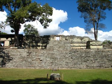 Au fond de la place des Jaguars, le temple 22 depuis lequel le roi faisait de nombreux rituels et sacrifices