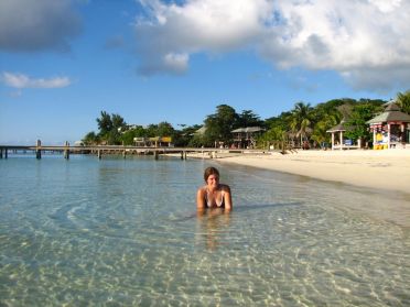 En tout cas, Rebecca semble apprécier les plages de Roatán !