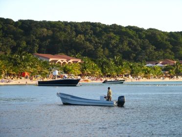 De nombreux bateaux-taxis permettent de rallier les diff&eacute;rentes plages de Roat&aacute;n