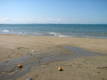 La plage est très sale à certains endroits...