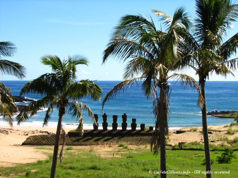 Les moai dominant la plage d'Anakena