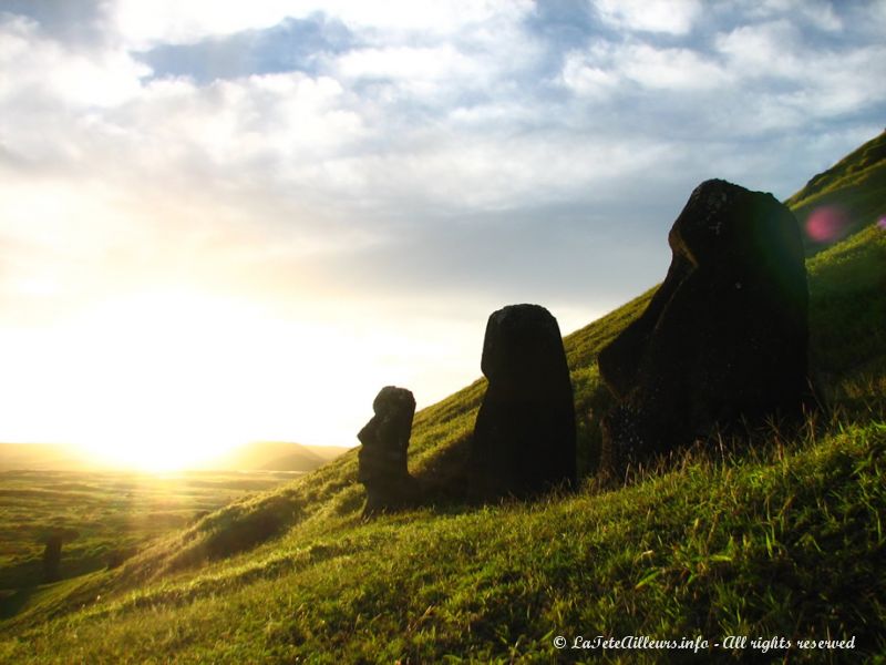 Coucher de soleil sur les moai du Rano Raraku