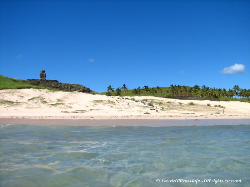 L'ahu Nau Nau vu depuis la mer